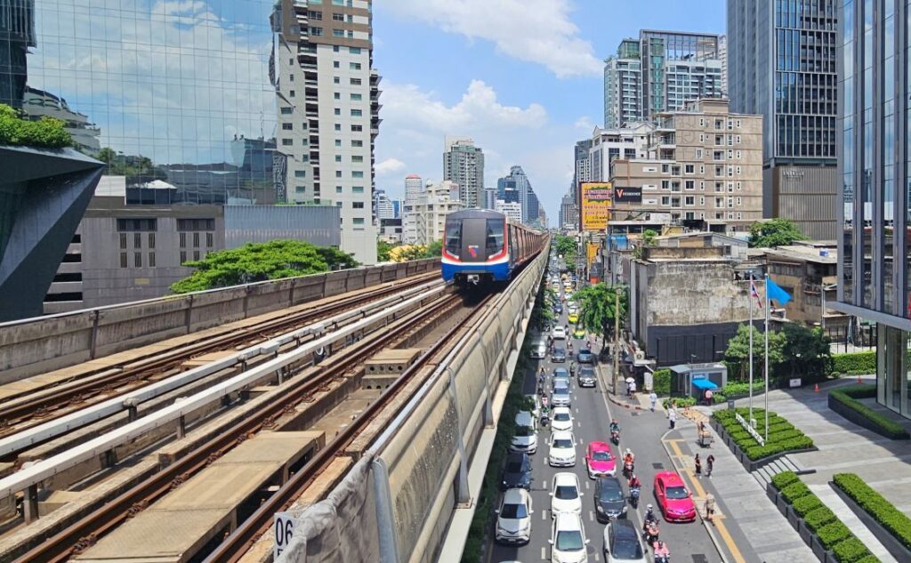 sukhumvit road bangkok 1125x695